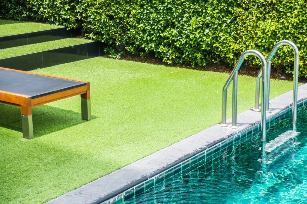 Suelos recomendados para jardines con piscina